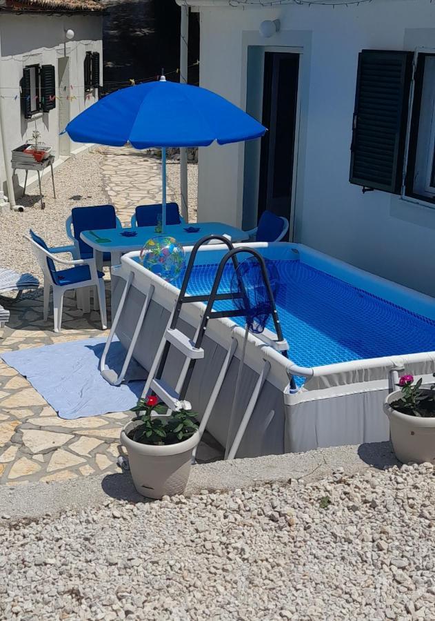 Lovely Studio In Strinilas With Its Own Pool Extérieur photo