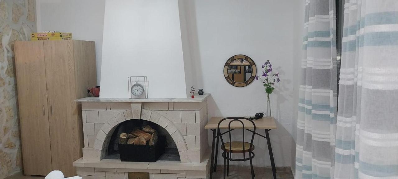 Lovely Studio In Strinilas With Its Own Pool Extérieur photo