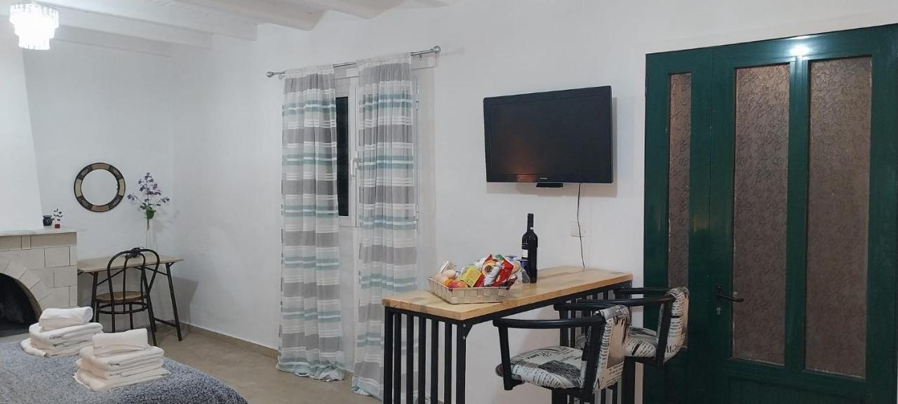 Lovely Studio In Strinilas With Its Own Pool Extérieur photo