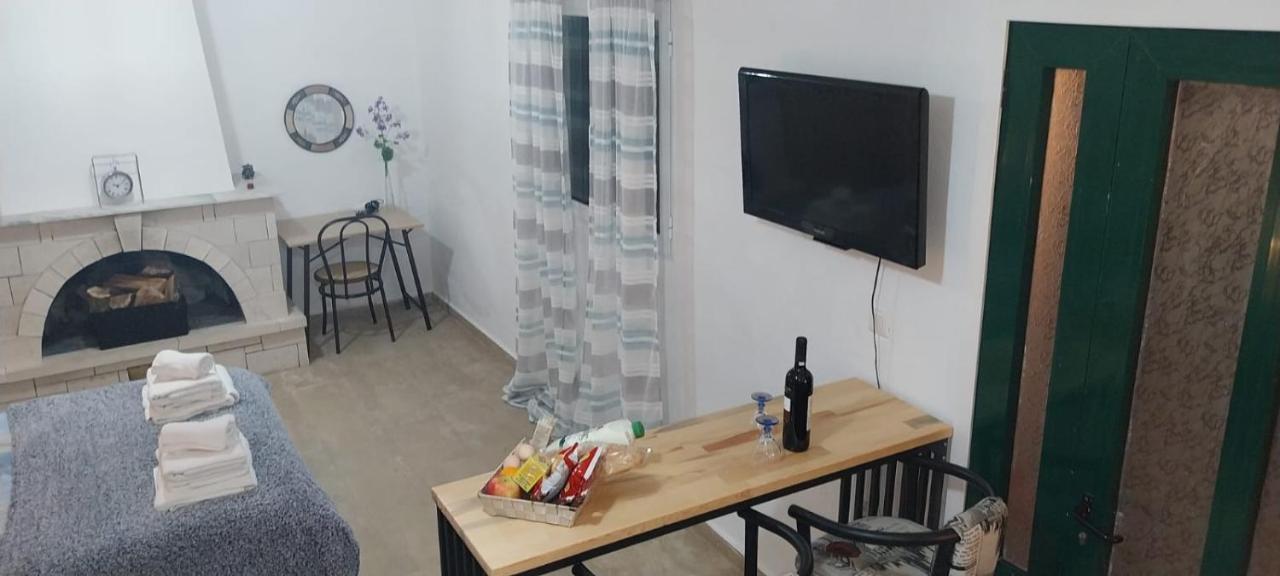Lovely Studio In Strinilas With Its Own Pool Extérieur photo