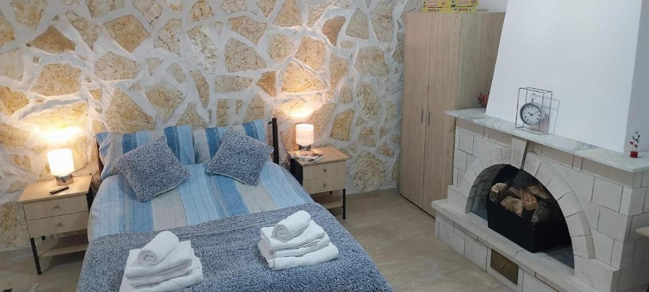 Lovely Studio In Strinilas With Its Own Pool Extérieur photo