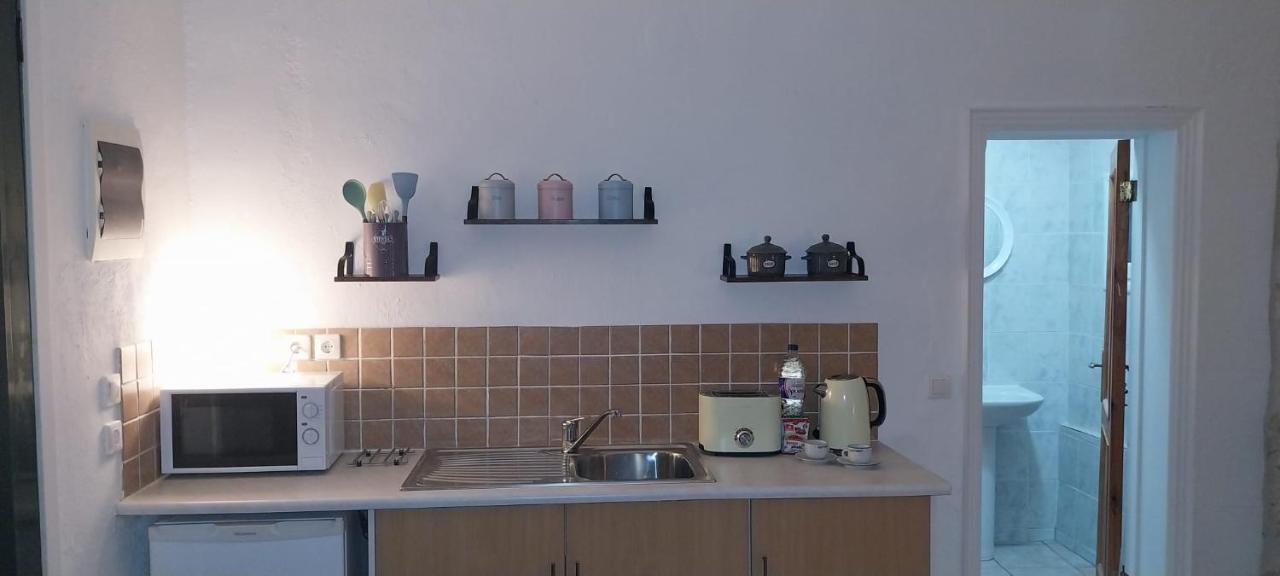 Lovely Studio In Strinilas With Its Own Pool Extérieur photo