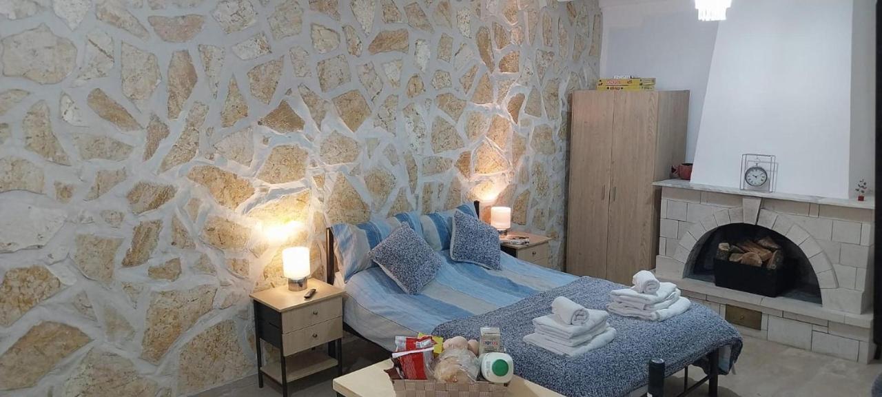 Lovely Studio In Strinilas With Its Own Pool Extérieur photo