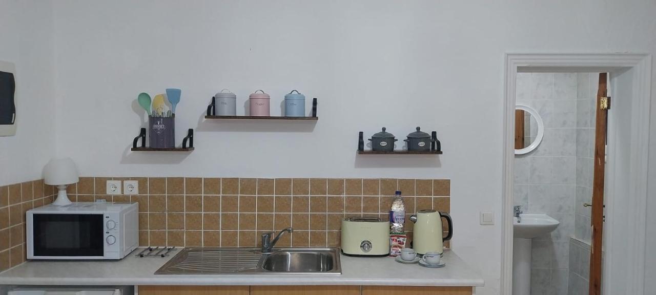 Lovely Studio In Strinilas With Its Own Pool Extérieur photo