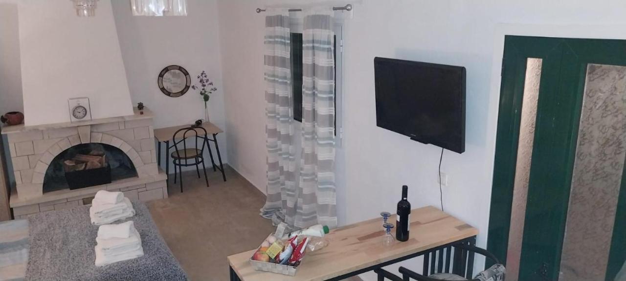 Lovely Studio In Strinilas With Its Own Pool Extérieur photo